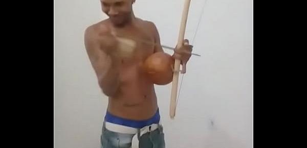  Querem tocar meu berimbau NovinNovinho tocando instrumento de capoeira